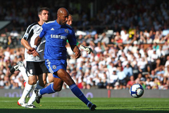 帕尔特伊听证会法院外，有抗议者举横幅批评阿森纳不作为